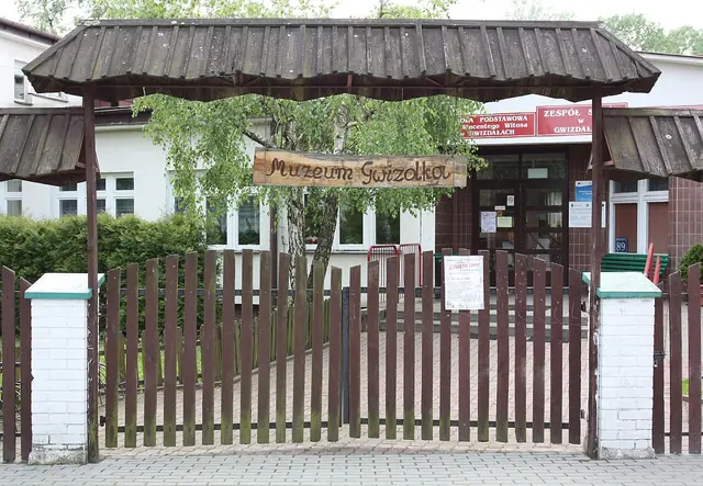 Szkolne Muzeum Gwizdka w Gwizdałach in Gwizdały