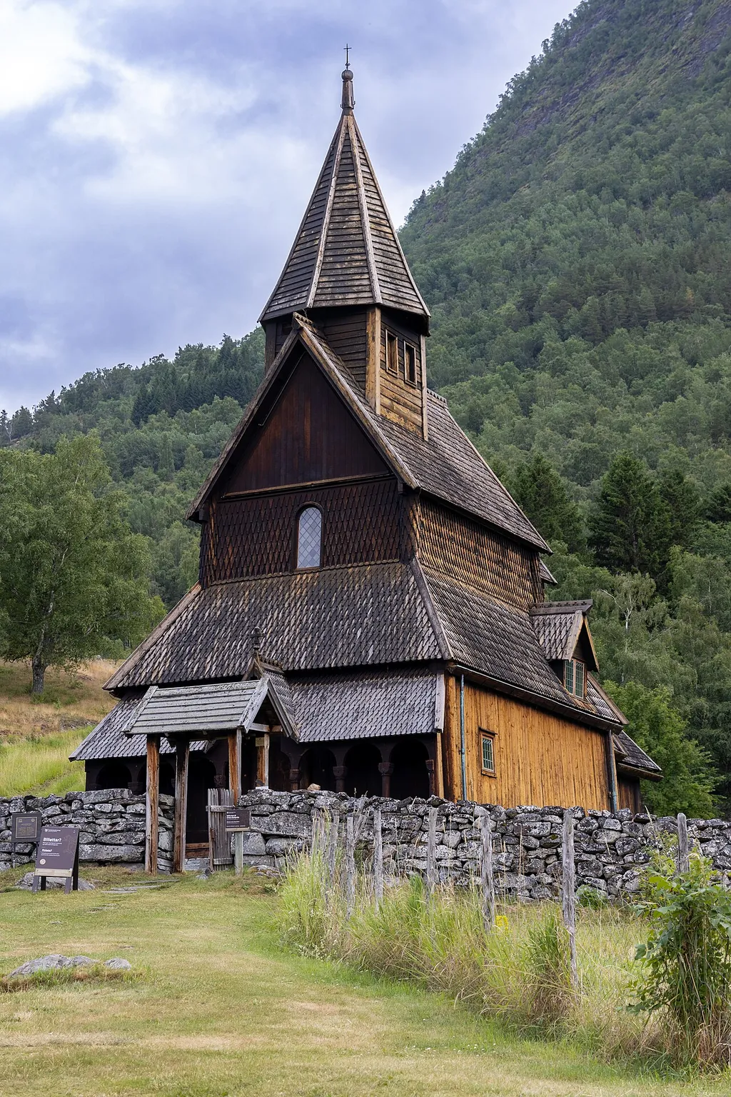 Urnes stavkyrkje in Ornes – Bilde 2 av 8