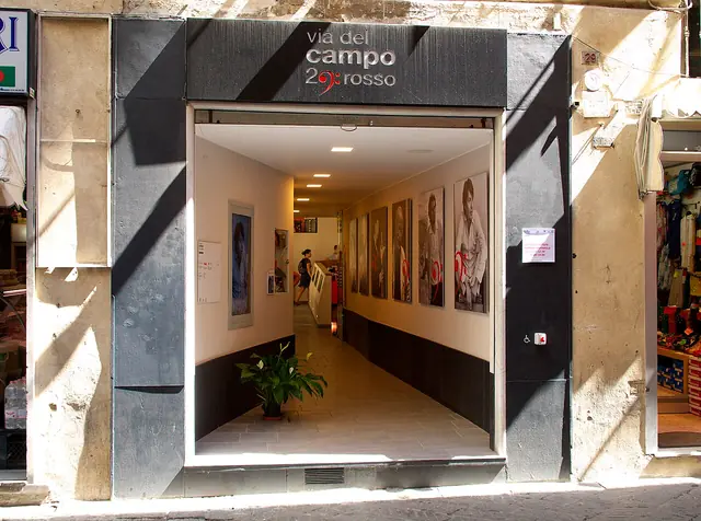Via del Campo 29 rosso in Genova