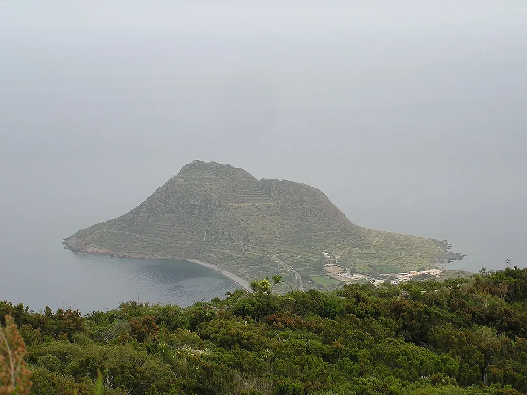 Villaggio preistorico di Capo Graziano e Museo di Filicudi in Lipari