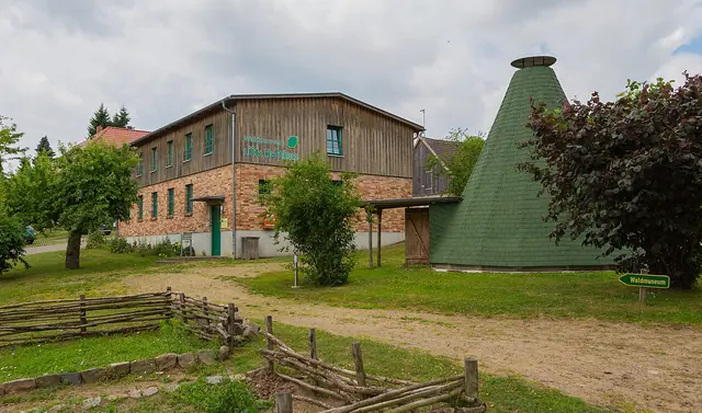 Waldmuseum „Lütt Holthus“ in Feldberger Seenlandschaft