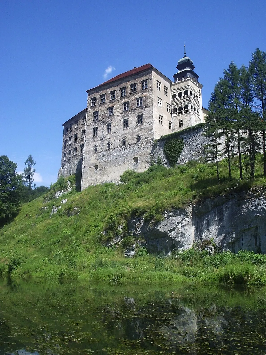 Zamek Pieskowa Skała in Sułoszowa
